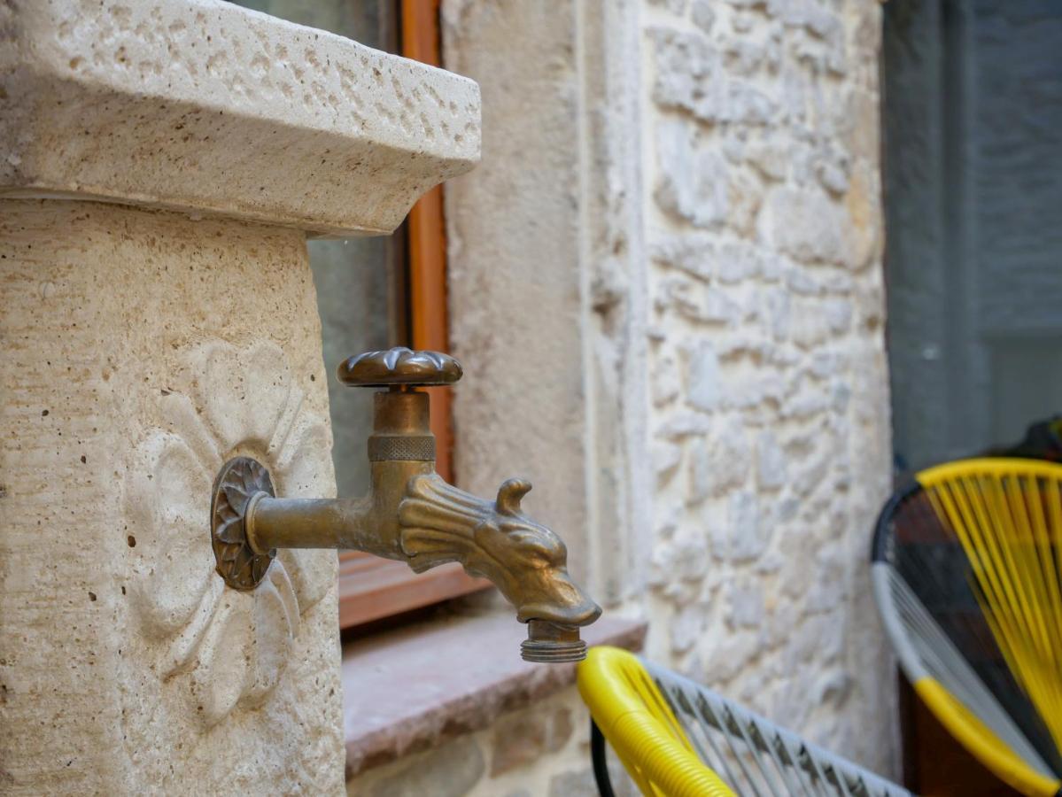 Gîte des Augustins - gitesdesbalcons-com Crémieu Extérieur photo